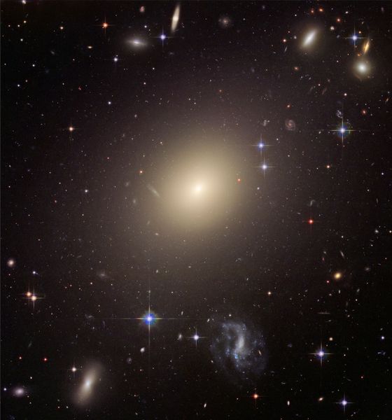 קובץ:Abell S740, cropped to ESO 325-G004.jpg