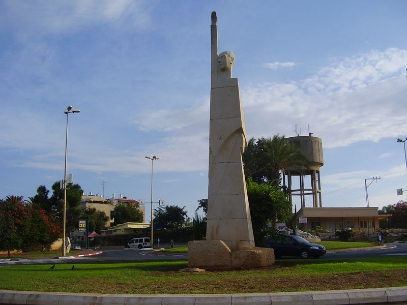 קובץ:PikiWiki Israel 9860 statue of alfred mond in tel-mond.jpg