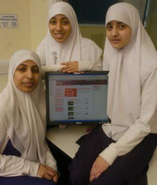 File:Muslim-girls-operating-computer-510x600.jpg