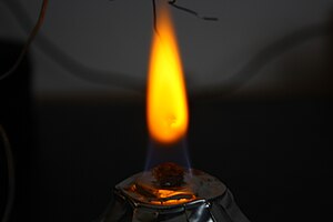 NaCl flame colour1.JPG