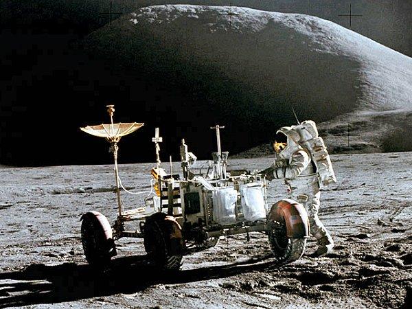 Archivo:Apolo 15 - Irwin tratando de arrancarlo.jpg