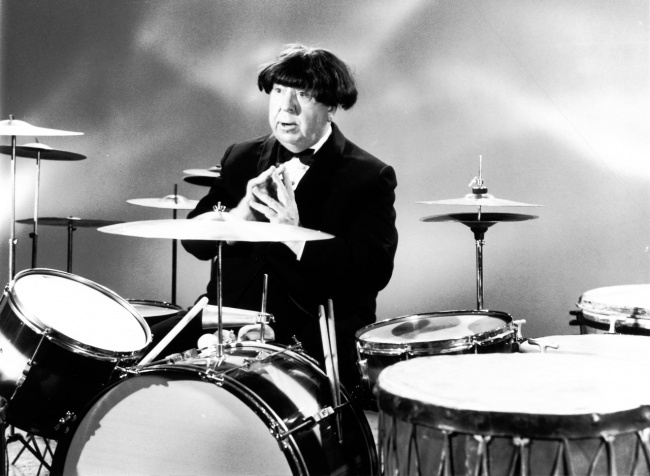 Archivo:Alfred Hitchcock dressed like Ringo Starr, 1960..jpg
