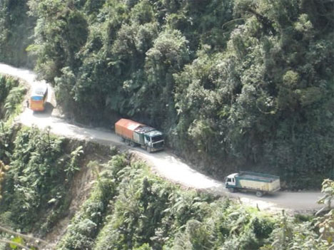 Archivo:Carretera-mas-peligrosa-del-mundo-camiones.jpg
