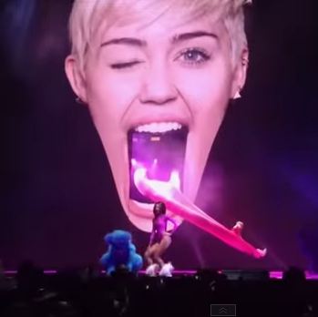 Archivo:Miley lengua tobogan.jpg