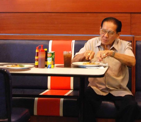 Archivo:Hombre comiendo con NADIE.jpg