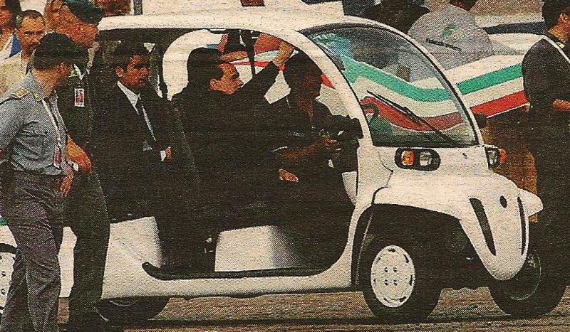 Archivo:800px-Silvio Berlusconi papamobile.jpg