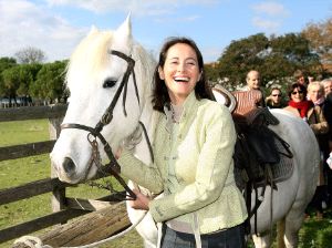 Archivo:Segolene con el caballo blanco.jpg