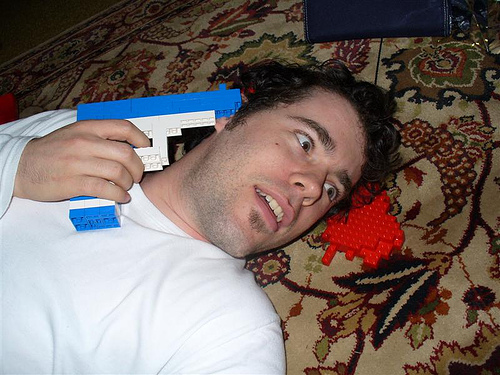Archivo:Loco tratando de suicidarse con pistola lego.jpg