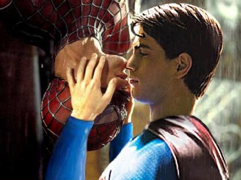 Archivo:Super y Spider beso.jpg
