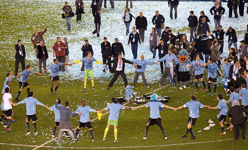 Archivo:Uruguay players celebrating CA triumph.jpg