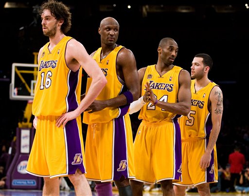 Archivo:Lakers en fila.jpg