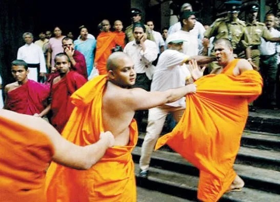 Archivo:Sri Lanka budistas.jpg