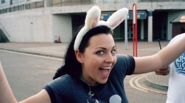 Archivo:Amy Lee orejas de conejo.jpg