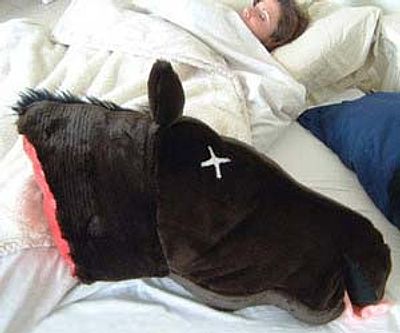 Archivo:Dead-horse-head-pillow.jpg