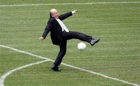 Archivo:Blatter-cant-kick.jpg