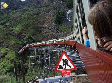 Archivo:Tren cayendose.jpg