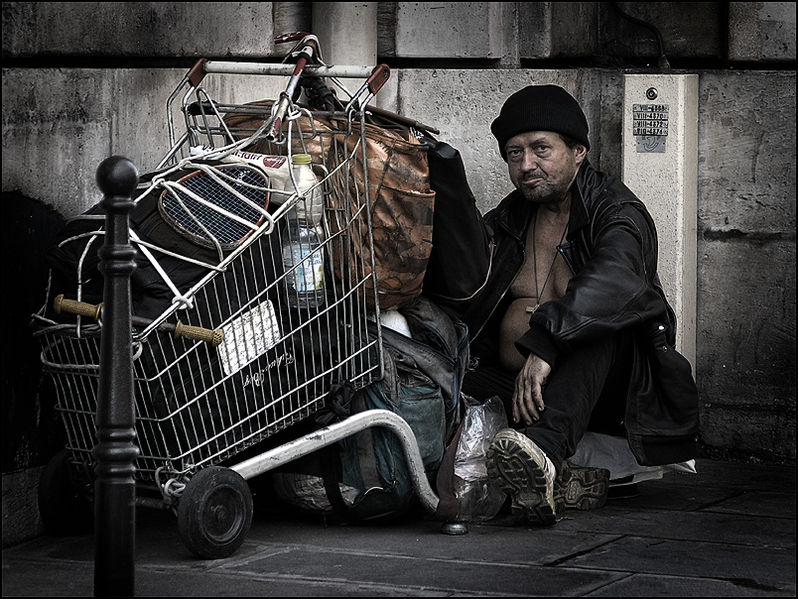 Archivo:HomelessParis 7032101.jpg
