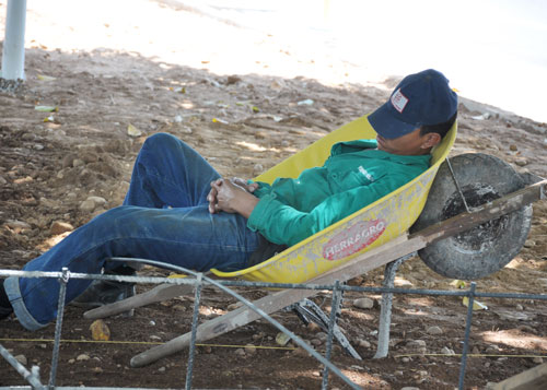 Archivo:Obrero descansando.jpg