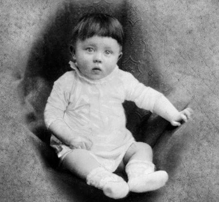 Archivo:Bebé Hitler.png