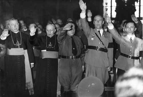 Archivo:Nazi-priests.jpg