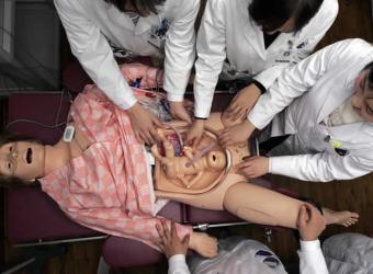 Archivo:Robot mama ayuda ayuda estudiantes surcoreanos medicina prepararse partos.jpg
