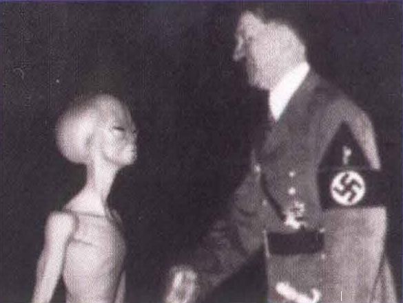 Archivo:Hitler-Aliens.jpg