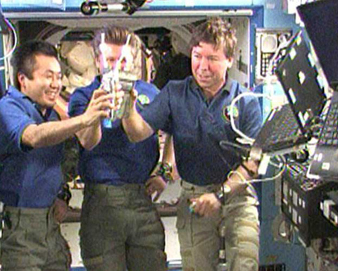 Archivo:Astronautas bebiendo.jpg