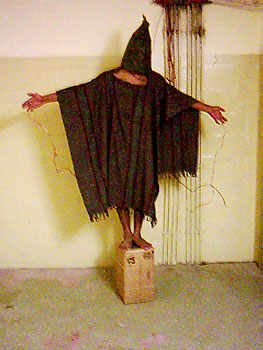 Archivo:AbuGhraibAbuse-standing-on-box.jpg