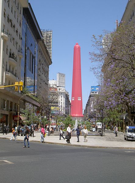Archivo:Condom on Obelisk, Buenos Aires.jpg