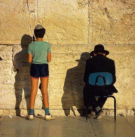 Archivo:Israel Jerusalen muro lamentos ninio rabino rezando.jpg