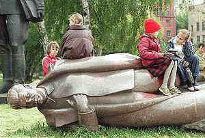 Archivo:Stalin estatua.jpg