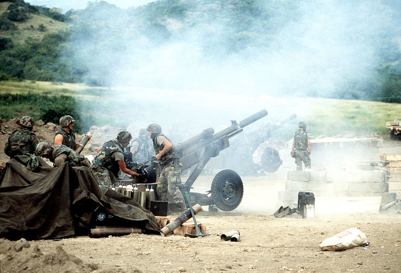 Archivo:Howitzers during Operation Urgent Fury.jpg