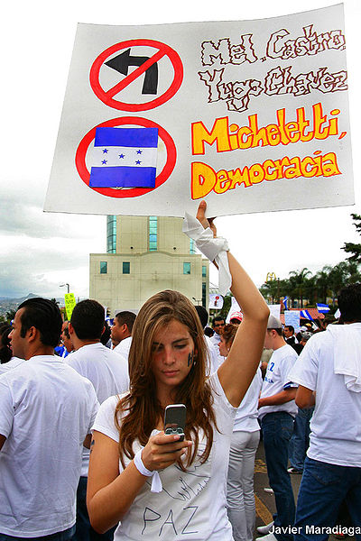 Archivo:Pro-Micheletti demonstrators.jpg