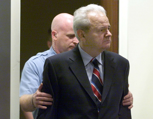 Archivo:Slobodan Milošević capturado.jpg
