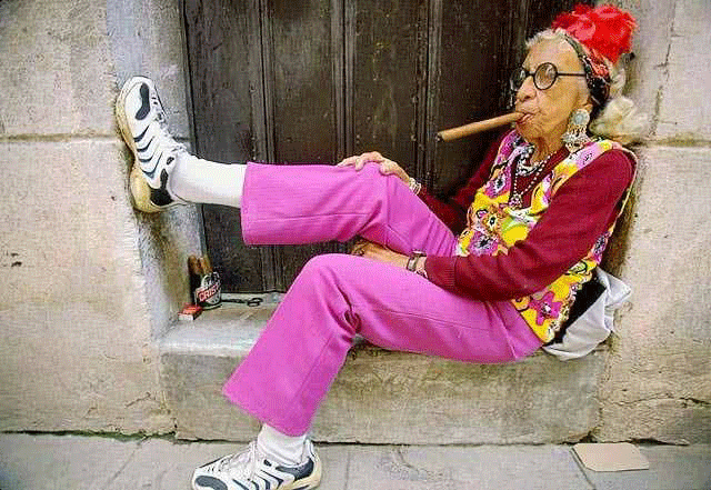 Archivo:Old-lady-smoking-cigar.gif