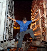 Archivo:Guatemalteco pasando al vagón comedor.jpg