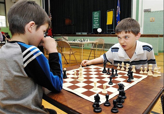 Archivo:Pelea ajedrez.jpg