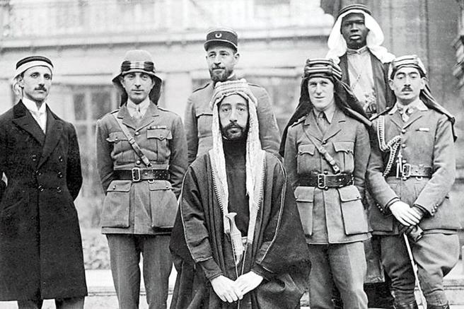 Archivo:King faisal and t e lawrence.jpg