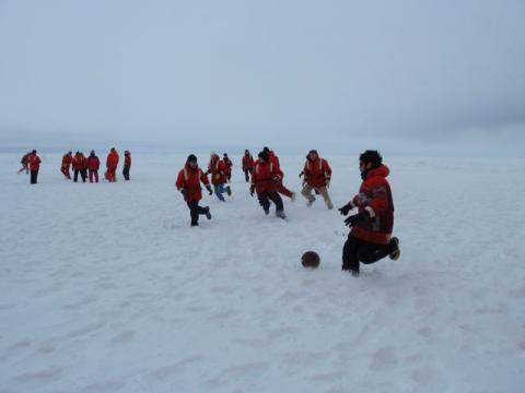 Archivo:Soccer in Antartica.jpg