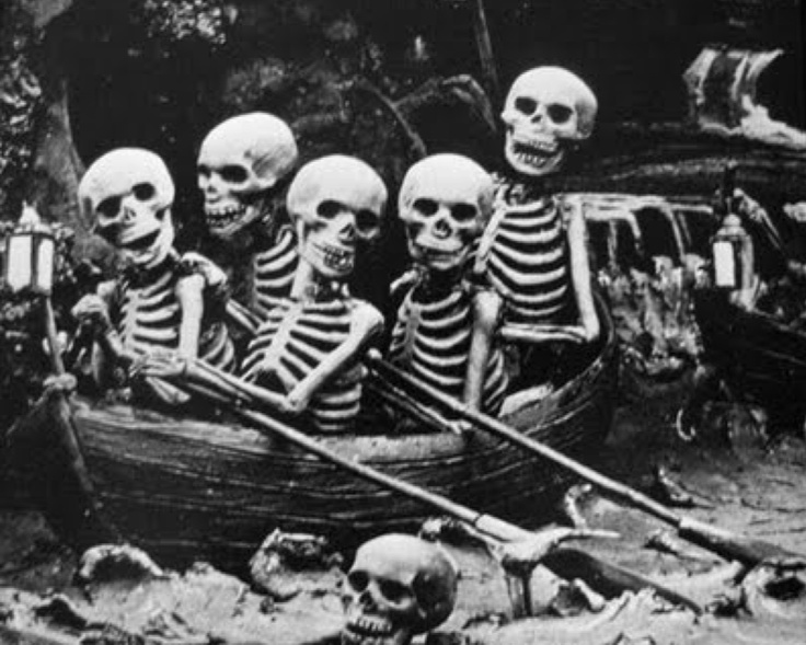 Archivo:Esqueletos barca.jpg
