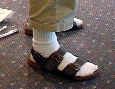 Archivo:Calcetines blancos sandalia.jpg