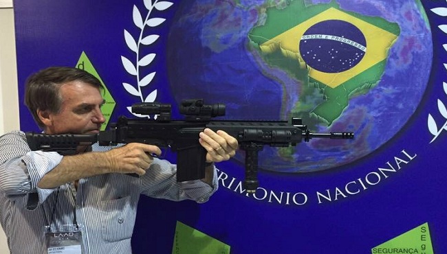 Archivo:Bolsonaro-arma.jpg
