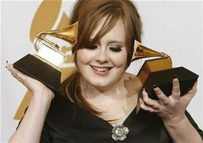 Archivo:Adele con grammys en las orejas.jpg