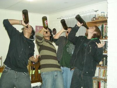 Archivo:4-Alcoholicos.jpg