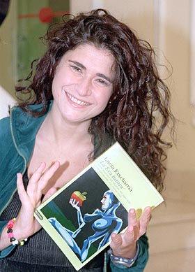Archivo:Lucía Etxebarría y su libro guarrillo.jpg