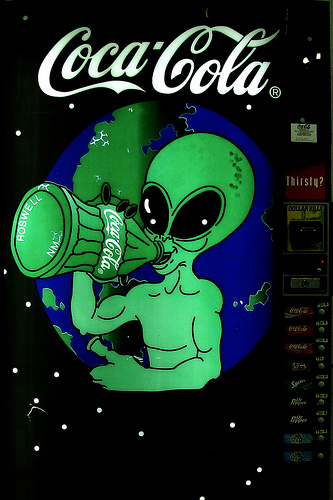 Archivo:Coca Cola Alien.jpg
