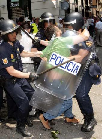 Archivo:Enfrentamientos policia agricultores.jpg
