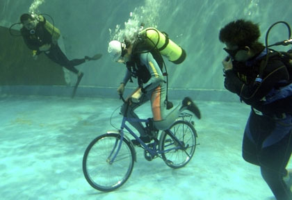 Archivo:Underwater-bicycles.jpg