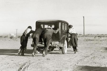 Archivo:Hombres empujando coche.JPG
