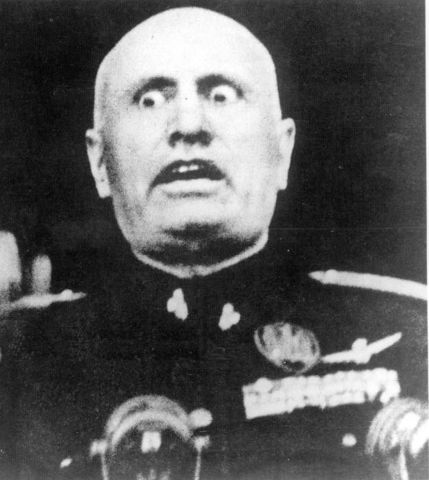 Archivo:Mussolini asustado.jpg